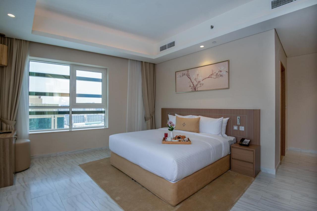 Elite Three-Bedroom Apartment Terrace Inclusive of complimentary shuttle bus to Deira City Centre & Dubai Festival City Mall