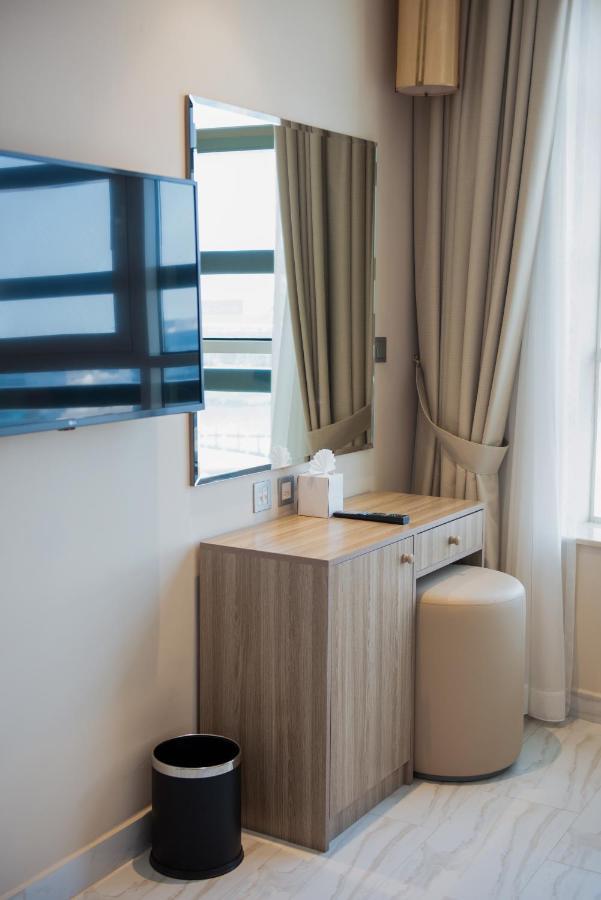 Elite Three-Bedroom Apartment Terrace Inclusive of complimentary shuttle bus to Deira City Centre & Dubai Festival City Mall