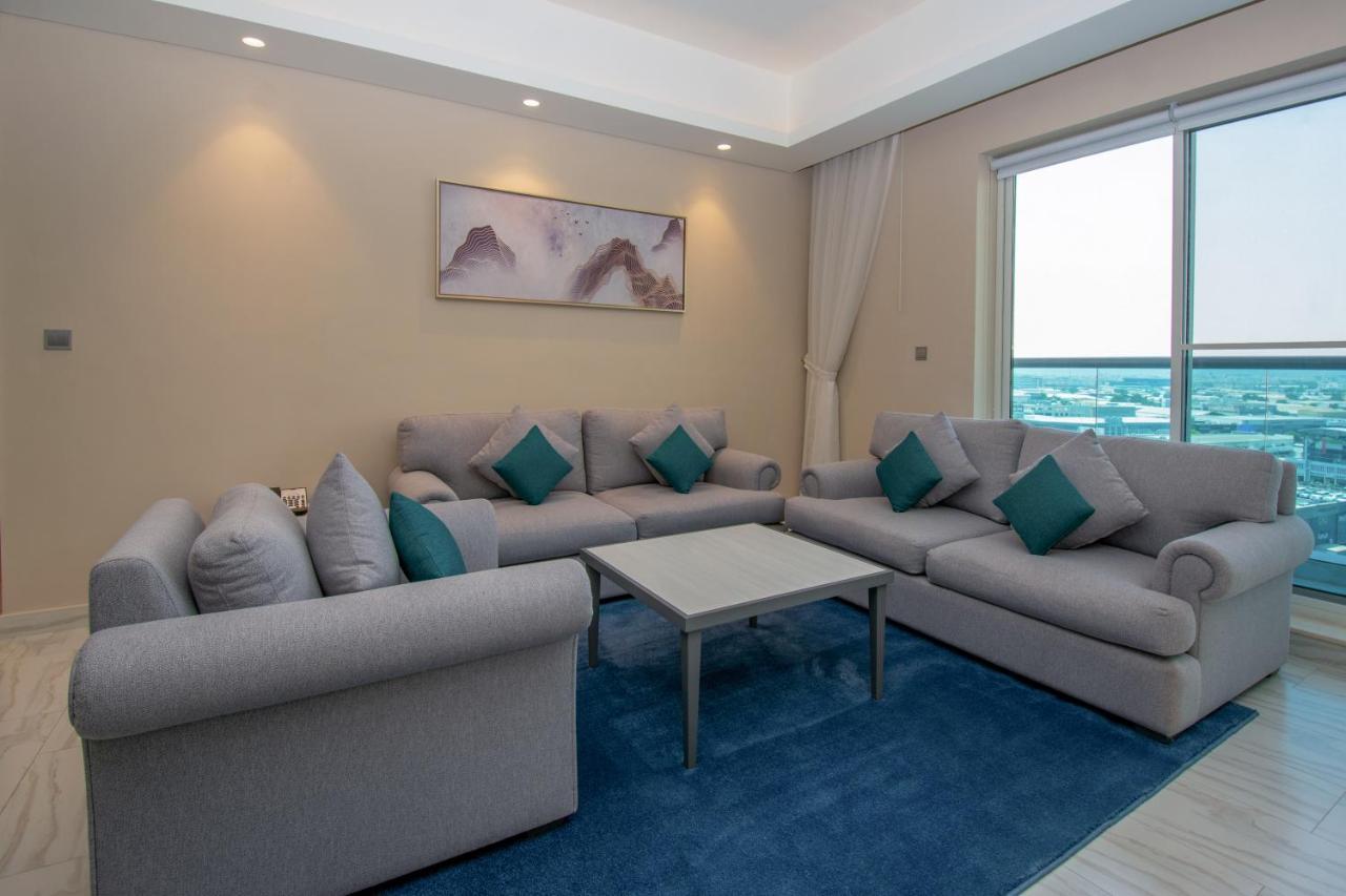 Deluxe Three-Bedroom Apartment Inclusive of complimentary shuttle bus to Deira City Centre & Dubai Festival City Mall