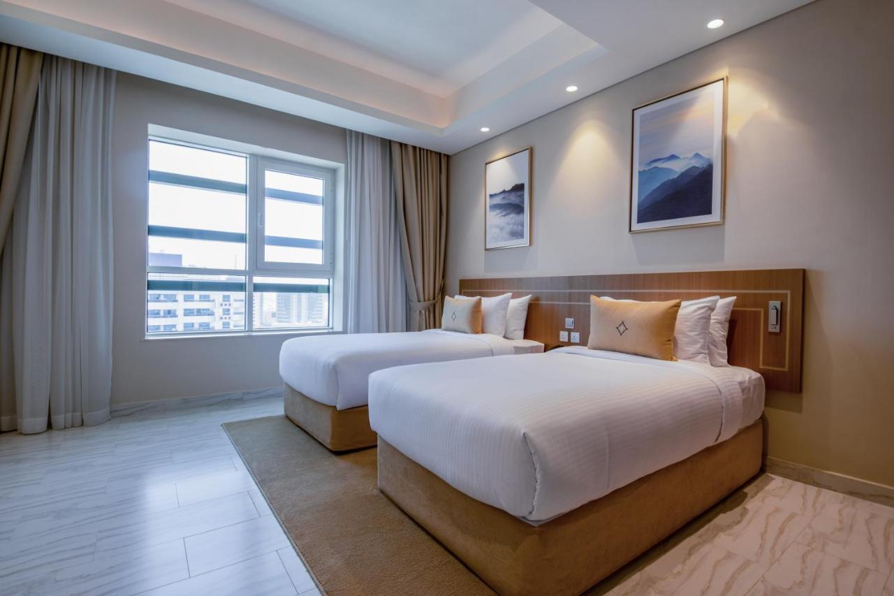 Elite Three-Bedroom Apartment Terrace Inclusive of complimentary shuttle bus to Deira City Centre & Dubai Festival City Mall