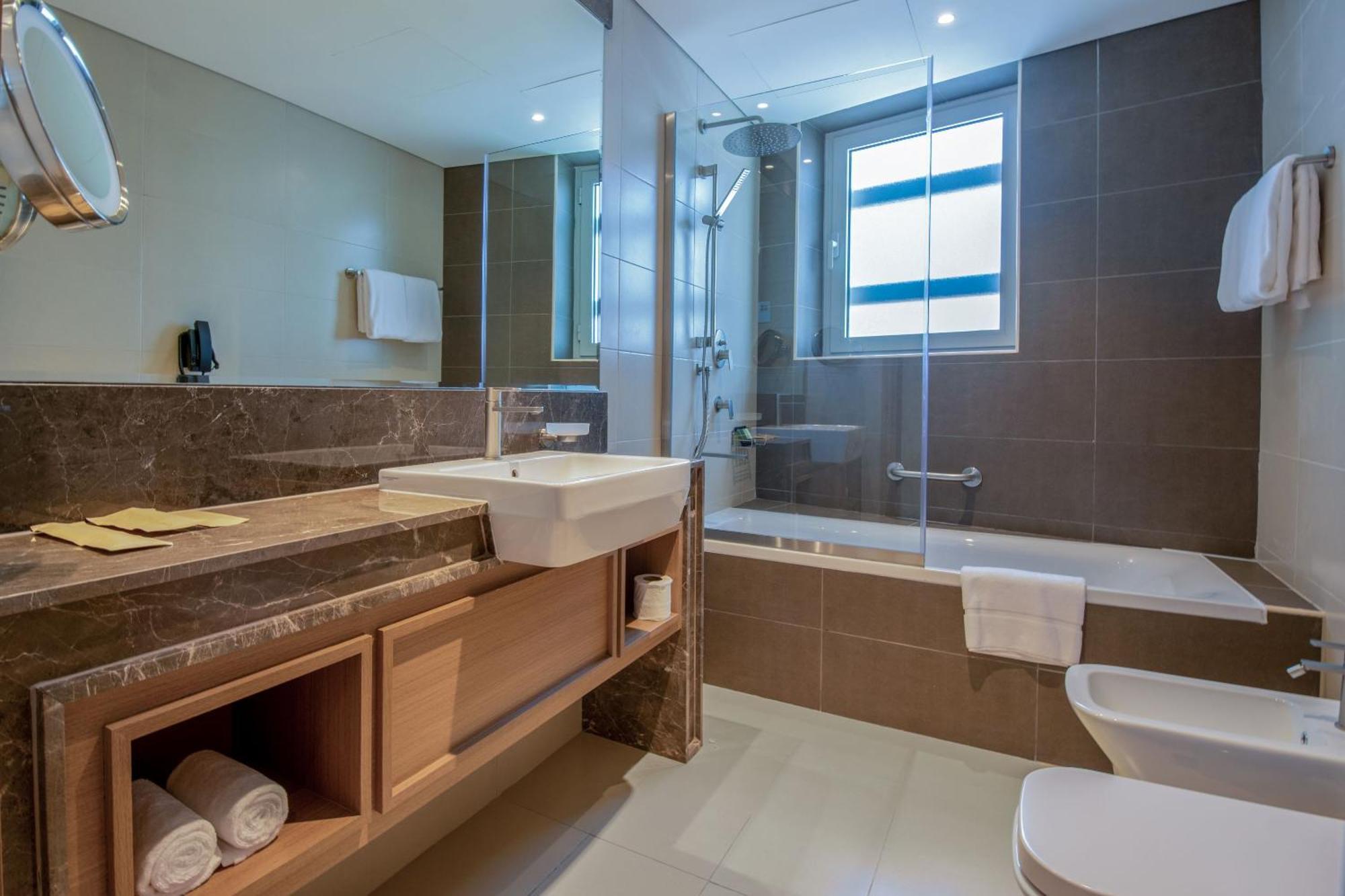 Elite Three-Bedroom Apartment Terrace Inclusive of complimentary shuttle bus to Deira City Centre & Dubai Festival City Mall