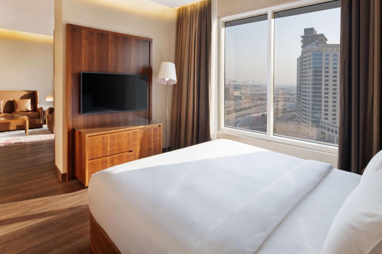 One-Bedroom Suite with Lounge Access